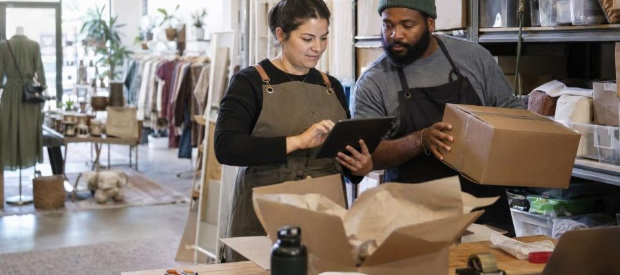 Personal de tienda y almacén coordina la preparación de un pedido